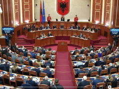 Nis sesioni i ri parlamentar. Deputetët e PD grisin letrën e presidentit Begaj