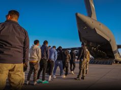 Shtëpia e Bardhë poston foto të emigrantëve të lidhur me zinxhirë që po deportohen