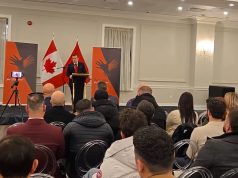 “U ngrit njëri në Detroit kur kishte mbaruar takimi dhe bënte video për të furnizuar facebook e Berishës”. Balla komenton ndodhinë në një takim me bashkatdhetarë në Toronto, Kanada