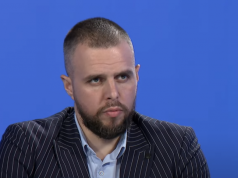 “Turp është mu martu burri me burrë”, politikani në Kosovë tregon pse po dënohet partia e tij me gjobë në fushatë