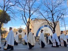 Homazhet për Kryepeshkopin Anastas/ Greqia zbarkon në Tiranë. Në ceremoninë mortore, Micotaqis do të shoqërohet nga 5 ministra