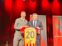 “Duam një gol me Anglinë…”. Taulant Balla takon futbollistin e kombëtares kuqezi në Bari, merr dhuratë fanellën e Leçes