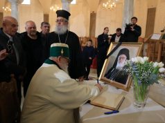 Foto-lajm/Baba Mondi nderon kryepeshkopin Anastas me homazhe te Katedralja “Ngjallja e Krishtit”