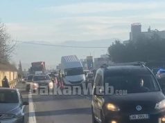 Dy aksidente radhazi në autostradën Tiranë-Durrës, përplasen 5 automjete. Paralizohet qarkullimi për 1 orë.