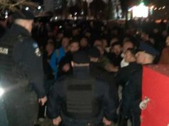 (Video) Sulm me mjete piroteknike kundër Albin Kurtit në bastionin e PDK-së. DNV:sulm ndaj lirisë së grumbullimit dhe shprehjes së lirë