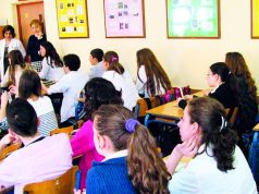 Mësuesit shqiptarë më të keqpaguarit në Europë