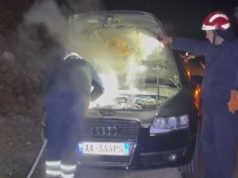 Automjeti përfshihet nga flakët në rrugën Kardhiq-Delvinë, shpëtojnë pasagjerët