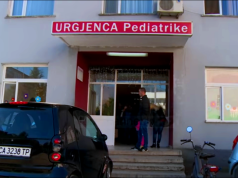 Virozat në Elbasan, qindra qytetarë në ditë i drejtohen urgjencës, mjekët: Qëndroni në shtëpi!