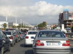 72% e mjeteve në rrugë më të vjetra se 15 vjet. Ndotje alarmante, trafik mbytës.