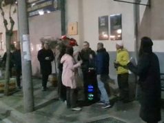 Kënduan “Ra faja prej fiku” pas arrestimit të Veliajt tek “Mine Peza”. E pësojnë 8 qytetarë.