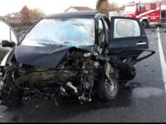 Aksident në Tiranë – Durrës, vdes shoferi plagosen 3 pasagjerët! Makina u përplas me trafikndarësen, pasi dolën në rrugë i mori para një mjet tjetër