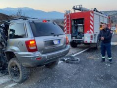 Kolonjë/ Aksident në dalje të urës së Selenicës, makina del nga rruga dhe përplaset me barrierat anësore!