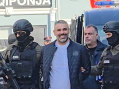 Me pranga në duar dhe i buzëqeshur, RENEA zbarkon në Policinë e Tiranës, të fortin e Shkodrës, Safet Bajrin