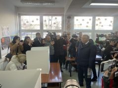 Voton kandidati i PDK për kryeministër Bedri Hamza. U kërkon qytetarëve ta shfrytëzojnë të drejtën për të votuar