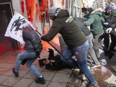 Sofje, policia përleshet me demonstruesit që janë kundër futjes së euros