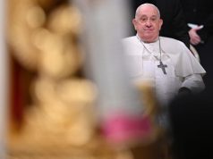 Papa Françesku mbetet në gjendje kritike