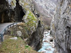 Rrokulliset një autobus në Rugovë të Pejës, lëndohen 17 persona