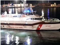 Mbërrin në Bari skafi me 43 emigrantë që u kthyen në Itali nga qendra e Gjadrit me urdhër gjykate.