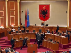 SKANDAL/ Flamur Noka kërkon të sulmojë Ballën. Ministri vazhdon fjalimin në një atmosferë tejet të tensionuar (Video)