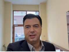 Protestat para SPAK i nxjerrin gjumin Bashës, ironizon Berishën dhe Ramën: Hiqjani merakun njëri-tjetrit, kurseni energji, bëjini bashkë