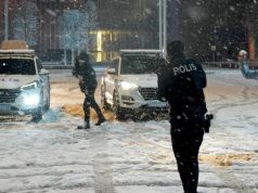 Reshjet e borës në Stamboll. Sheshi “Taksim”, topa bore mes policëve dhe qytetarëve