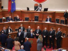 Nxehen gjakrat në Kuvend për Veliajn/ Berisha denoncon: Rama e ka dërguar Veliajn në qeli në Durrës që t’i çojë Pojën për t’i mbyllur gojën
