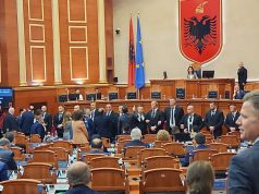 Balla flet në kuvend, opozita rrethon foltoren: Ja po ndjeni humbjen. Trembeni nga vota e diasporës