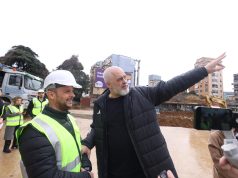 Duke bërë punën e Veliajt. Rama inspekton punimet në sheshin Avni Rustemi