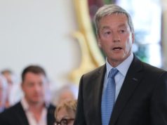 Ministri i Zelandës së Re jep dorëheqjen sepse preku një koleg në krah