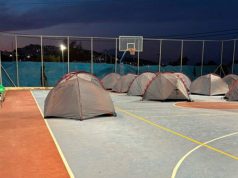 Tërmetet në Santorini, banorët e ishullit e kalojnë natën jashtë.