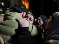 Hamasi dorëzon trupat e 4 pengjeve, Izraeli liron dhjetëra të burgosur palestinezë