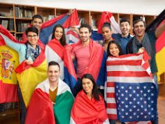 Kanadaja shkurton numrin e pranimit të studentëve të huaj