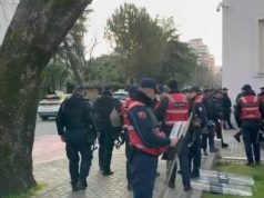 Autoritetet nisin përgatitjet për protestën e opozitës. Policia dhe efektivët e FNSH pranë Kryeministrisë.