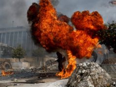 (Video) Athina në flakë/ Molotov, zjarre dhe gaz lotsjellës gjatë protestave! Ka edhe persona të plagosur