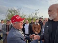 “Jam me Trump”, Rama batuta me banorin në Lezhë: Hajde pak ti me atë kapele…