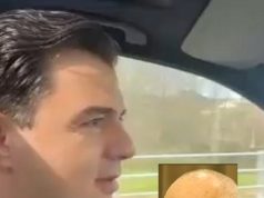 Rama: Ai feston Vitin e Ri dhe zgjohet në pranverë. Basha i përgjigjet nga makina duke kënduar