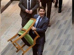 Me karrigen me vete dhe gjuhën jashtë – Ja si largohet kryeministri i Kanadasë