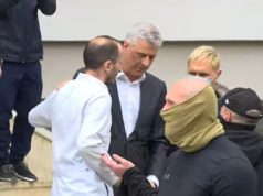 (Video) Ish-presidenti i Kosovës, Hashim Thaçi është larguar nga QKUK-ja pasi ka vizituar babain e tij të sëmurë.