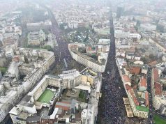(Video) E gjithë Serbia në këmbë kundër Vuçiq. Në Beograd protestuan mbi 100 mijë qytetarë