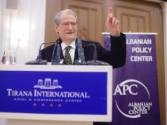 Në promovimin e librave për Rugovën, Berisha shfaqet me shallin legjendar të ish presidentit të Kosovës