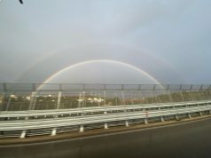 Foto-lajm/ Pas reshjeve në Tiranë shfaqet ylberi