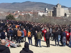 Mijëra pjesëmarrës në varrimin e viktimave në Koçan