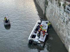 (Video) Torino: Autobusi bie në lumin Po, shoferi humb jetën dhe tre kalimtare plagosen