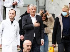 Hashim Thaçi takoi prindërit dhe gruan, por vëllezërit i pa vetëm nga larg