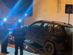(Video) Policia “ngre peshë” 17 automjete të parkuara në mënyrë të gabuar te “21 dhjetori”