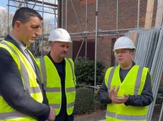 Taulant Balla takon ndërtuesin shqiptar në kantierin e tij në një nga lagjet më eksluzive të Londrës