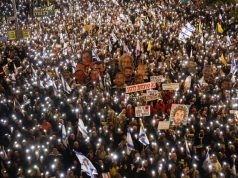 Protesta masive në Izrael pas shkarkimit të shefit të Shin Bet