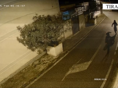 Hodhën lëndë djegëse në oborrin e banesës së një shtetasi, për motive të dobëta, identifikohen dhe vihen në pranga 2 shtetas të mitur.