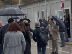 Ish-kryeministri italian Matteo Renzi viziton kampin e Gjadrit