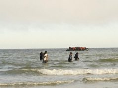 (Video) Rreth 50 emigrantë tentojnë kalimin në Mbretërinë e Bashkuar nga Franca, ndërhyrja e policisë parandalon disa prej tyre